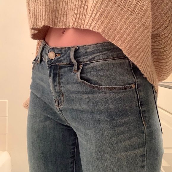 ✨Bullhead Mid Rise Skinny Jeans ✨ - Picture 2 of 13